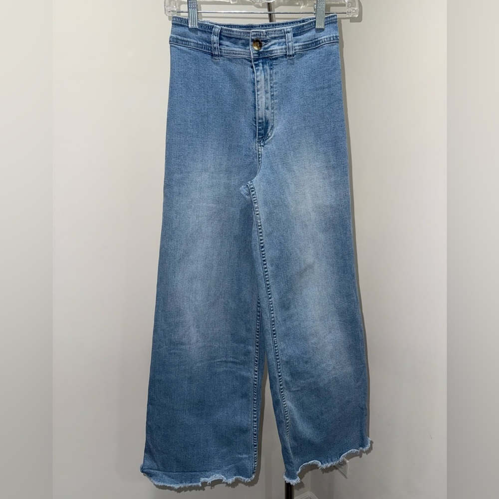 👖🏄🏽‍♀️ Billabong Wide Leg Cropped Jeans Women’s Size 24 Light Wash Raw Hem